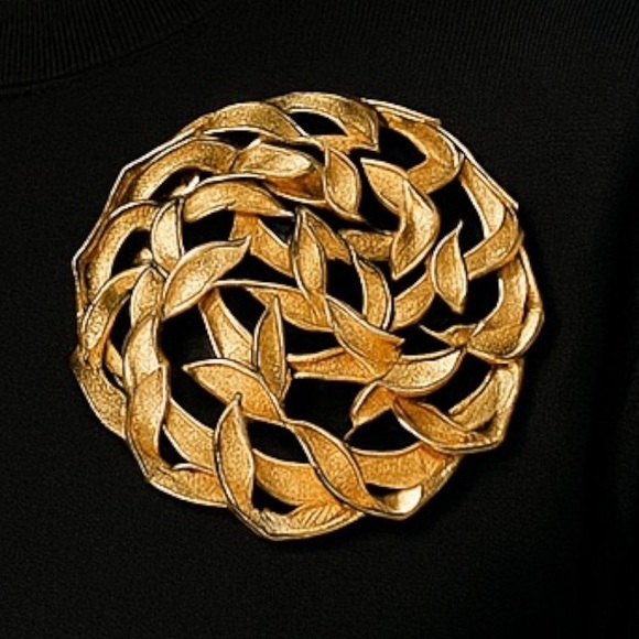 Jewelry - Vintage Women’s brooch gold toned leaf motif design 1960-70’s